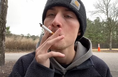 Лечение зависимости от табакокурения в Чудово Мужчина с сигаретой делает затяжку