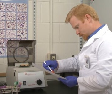 Клиника лечения наркозависимости в Чудово Врач в кабинете клиники